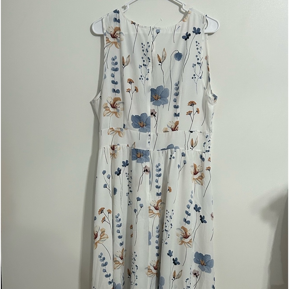 White dress with flowers. Used but in good condition. Size 14 - Picture 6 of 6